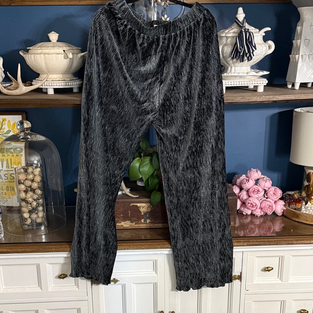 Hem & Thread Black Crinkled Velvet Joggers